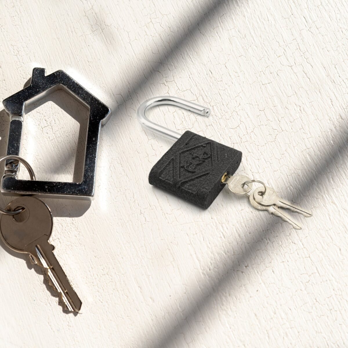 Thickened Black Iron Padlock – Brass Core, Waterproof, Anti-Theft (75/60/32mm) - Image 7