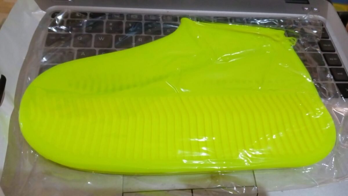 NON-SLIP SILICONE RAIN REUSABLE ANTI SKID WATERPROOF FORDABLE BOOT SHOE COVER (MEDIUM/ Mix Color) - Image 8