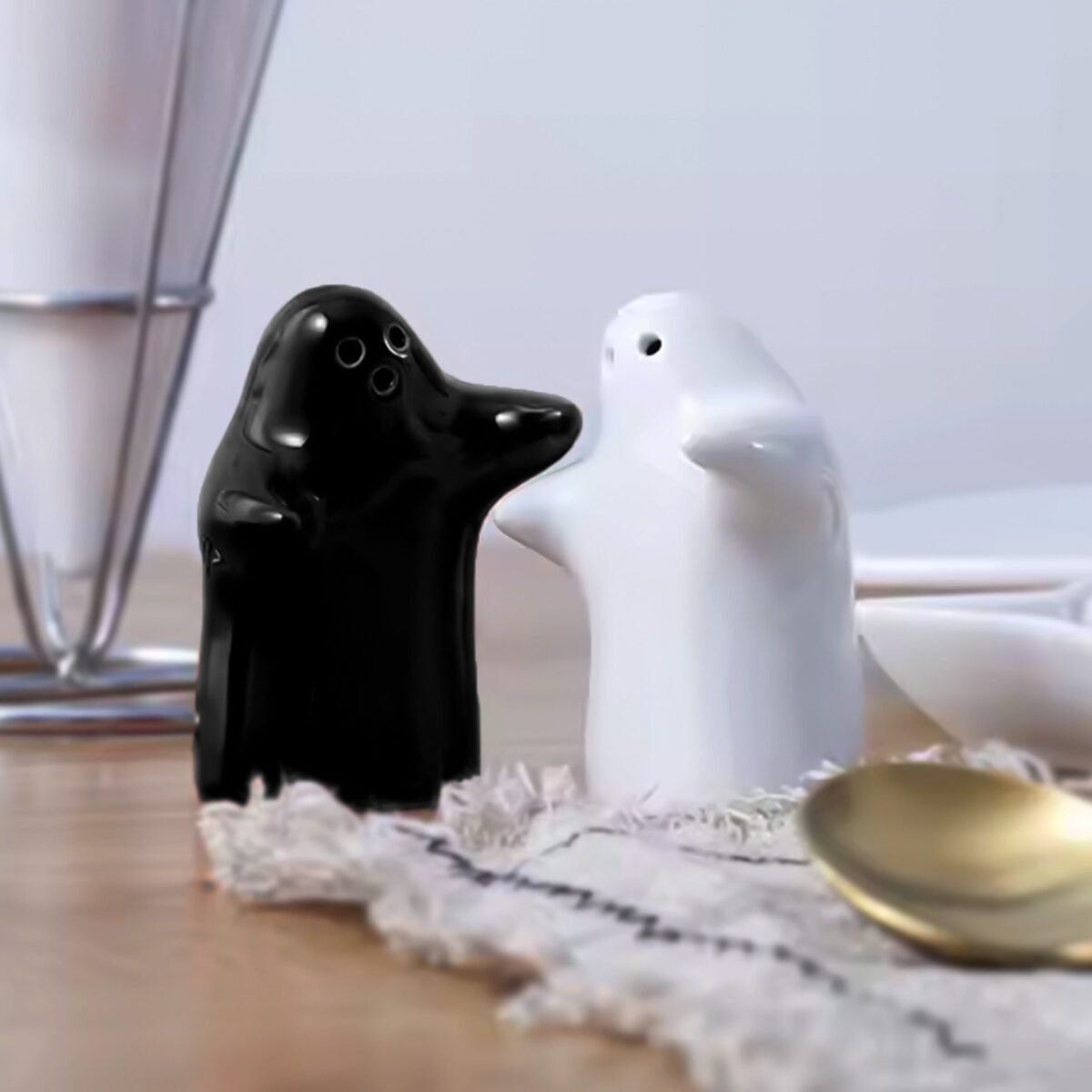 Salt and Pepper Seasoning and Spice Shakers Cute Plastic (2 Pcs Set) - Image 1